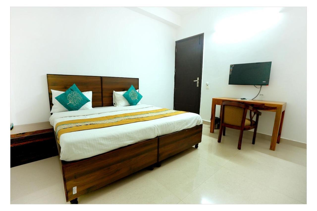נוידה Gupta Residency Near Ajnara Heritage מראה חיצוני תמונה
