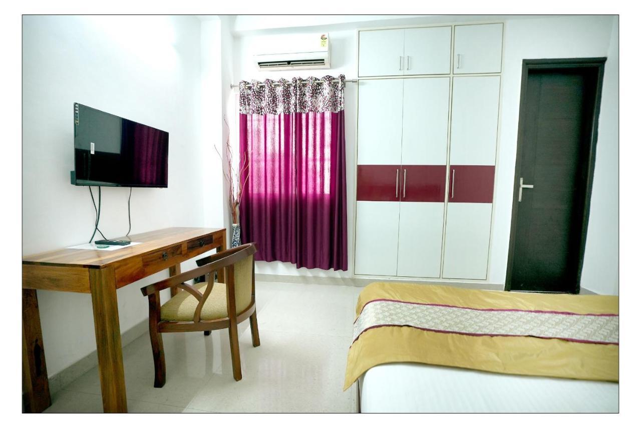 נוידה Gupta Residency Near Ajnara Heritage מראה חיצוני תמונה